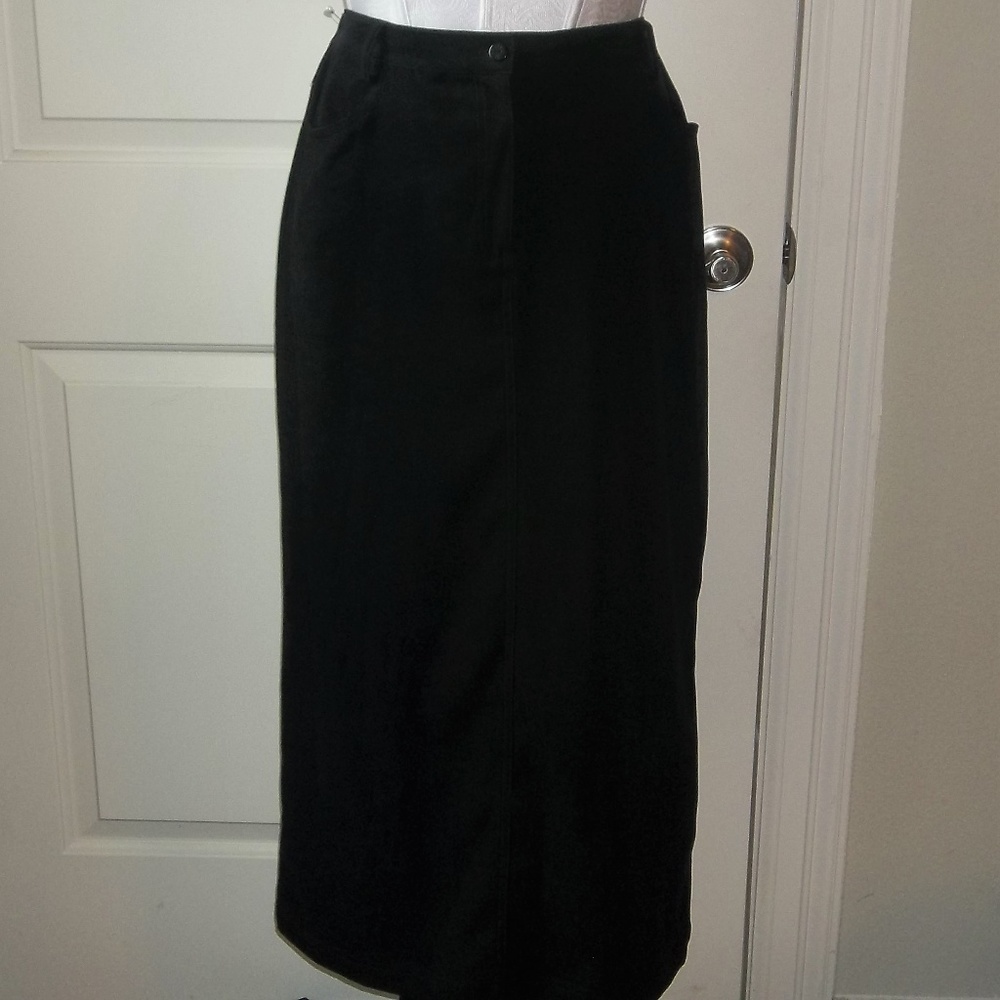 Deep black stretch peach skin skirt EUC pocketed